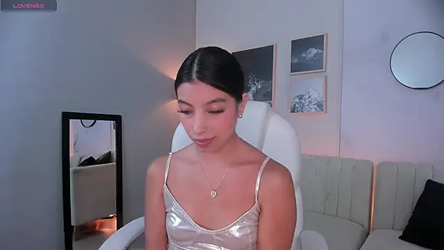 Snapshot of Tiffany_Low chatting on 11-29-25, 04:43 Tiffany Low online show from 11-29-25, 04:43