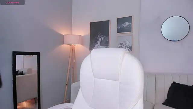 Snapshot of Tiffany_Low chatting on 12-14-25, 01:27 Tiffany Low online show from 12-14-25, 01:27