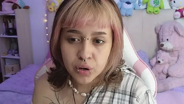 Snapshot of NekoWaifu chatting on 05-01-26, 02:32 NekoWaifu online show from 05-01-26, 02:32
