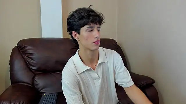 Snapshot of Xam_Collen chatting on 12-17-25, 02:34 Xam Collen online show from 12-17-25, 02:34