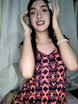 Snapshot of Emily-hottson chatting on 10-11-25, 05:28 Emily-hottson online show from 10-11-25, 05:28