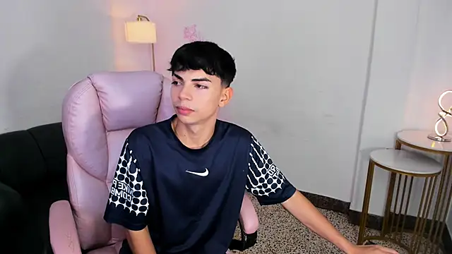 Snapshot of Peter_chase chatting on 12-21-25, 05:20 Peter chase online show from 12-21-25, 05:20