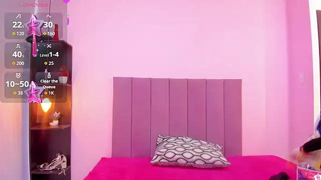 HoollyHendrix online show from 10-06-25, 08:06