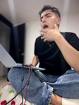 Snapshot of tomy_hot20 chatting on 11-25-25, 02:33 tomy hot20 online show from 11-25-25, 02:33