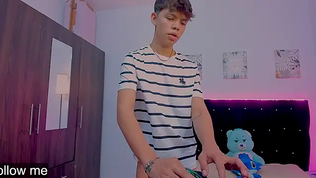 Snapshot of Zacktorres_ chatting on 11-16-25, 10:48 Zacktorres online show from 11-16-25, 10:48