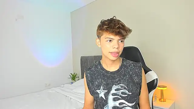 Snapshot of Zacktorres_ chatting on 12-17-25, 10:27 Zacktorres online show from 12-17-25, 10:27