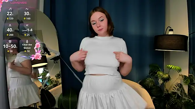 Sophi X online show from 10-28-25, 02:20