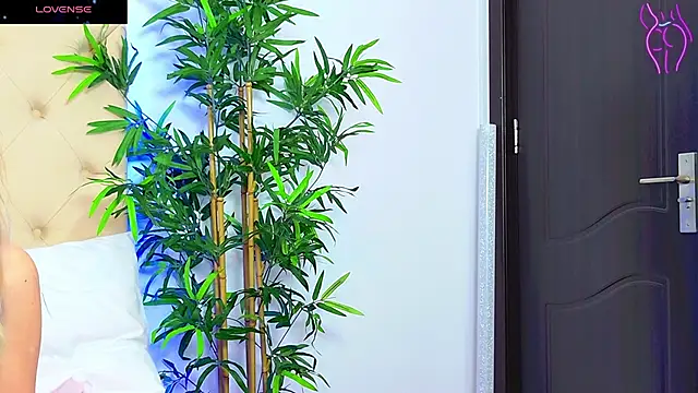 CoraVex online show from 09-22-25, 04:25