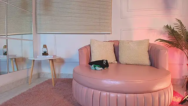 Snapshot of alessia_moon1 chatting on 10-29-25, 01:35 alessia moon1 online show from 10-29-25, 01:35