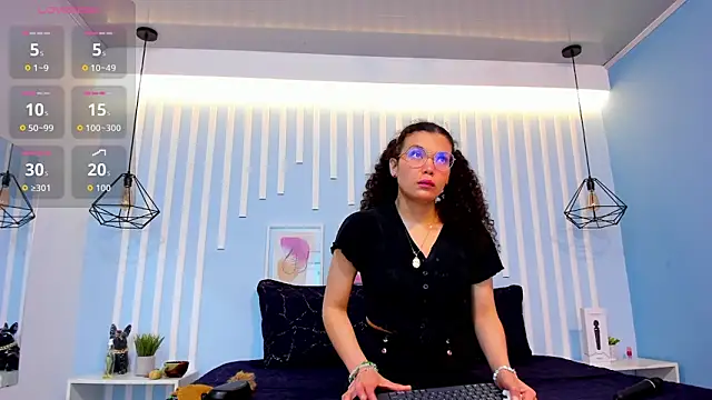 Snapshot of SweetStarr_ chatting on 10-30-25, 12:17 SweetStarr online show from 10-30-25, 12:17