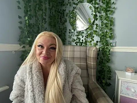 Snapshot of BonnyDesire chatting on 10-25-25, 01:18 BonnyDesire online show from 10-25-25, 01:18