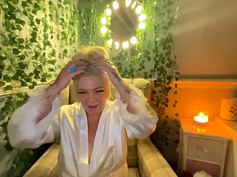 Snapshot of BonnyDesire chatting on 10-28-25, 08:00 BonnyDesire online show from 10-28-25, 08:00