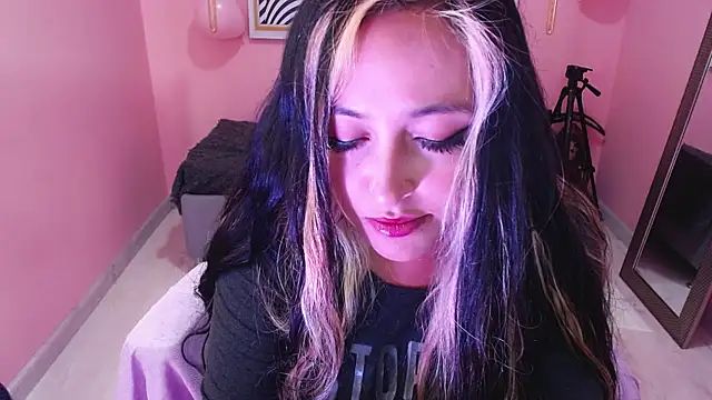 Snapshot of Bunny_poison chatting on 10-28-25, 01:58 Bunny poison online show from 10-28-25, 01:58