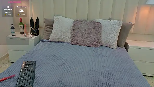 Snapshot of AteneaRoldan chatting on 10-18-25, 04:15 AteneaRoldan online show from 10-18-25, 04:15