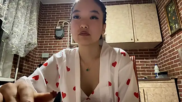 Snapshot of EmmaLeexth chatting on 09-18-25, 02:19 EmmaLeexth online show from 09-18-25, 02:19