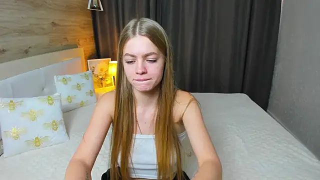 Snapshot of Alisa_Glamour chatting on 10-14-25, 12:17 Alisa Glamour online show from 10-14-25, 12:17