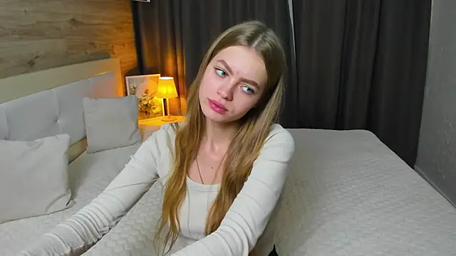 Snapshot of Alisa_Glamour chatting on 10-15-25, 01:55 Alisa Glamour online show from 10-15-25, 01:55
