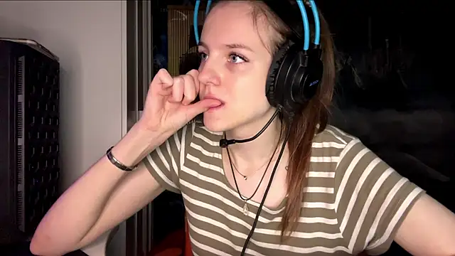 Snapshot of Elira_Breeze chatting on 11-06-25, 01:45 Elira Breeze online show from 11-06-25, 01:45