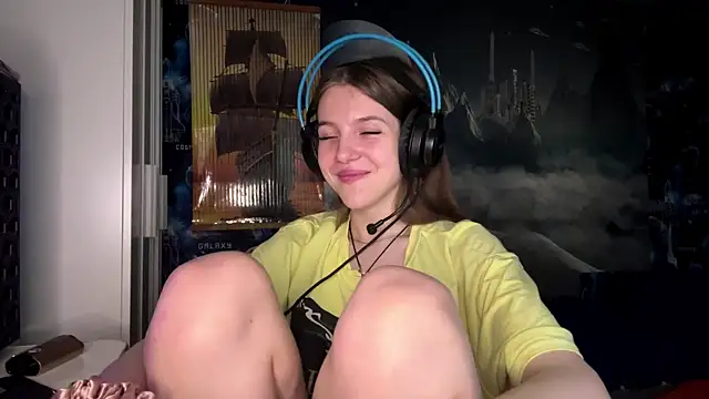 Snapshot of Elira_Breeze chatting on 11-10-25, 01:10 Elira Breeze online show from 11-10-25, 01:10