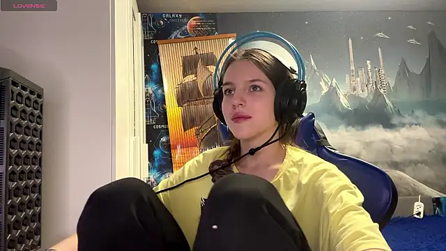 Elira Breeze online show from 03-13-26, 05:08