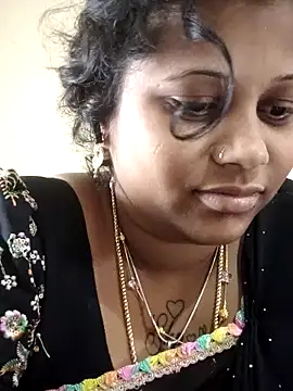 Snapshot of sweetqueen143 chatting on 11-24-25, 05:18 sweetqueen143 online show from 11-24-25, 05:18