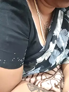 Snapshot of sweetqueen143 chatting on 03-04-26, 03:45 sweetqueen143 online show from 03-04-26, 03:45