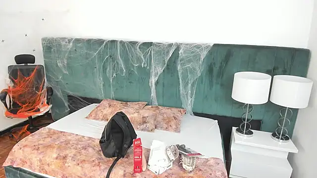 VanessaParis   online show from 10-18-25, 08:42