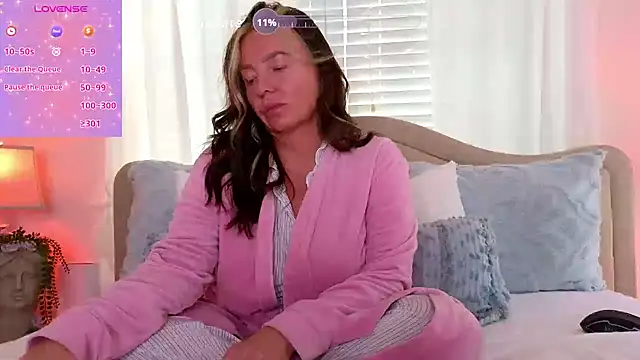 Snapshot of STIFFLERSMOMM chatting on 10-31-25, 02:18 STIFFLERSMOMM online show from 10-31-25, 02:18