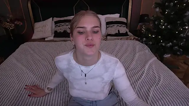 Snapshot of AlinaLiii chatting on 01-07-26, 03:36 AlinaLiii online show from 01-07-26, 03:36