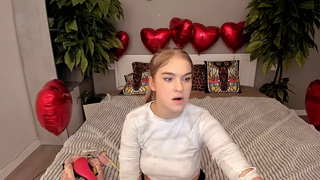 Snapshot of AlinaLiii chatting on 02-11-26, 06:35 AlinaLiii online show from 02-11-26, 06:35