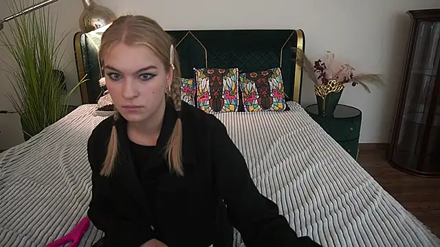 Snapshot of AlinaLiii chatting on 05-27-26, 05:59 AlinaLiii online show from 05-27-26, 05:59
