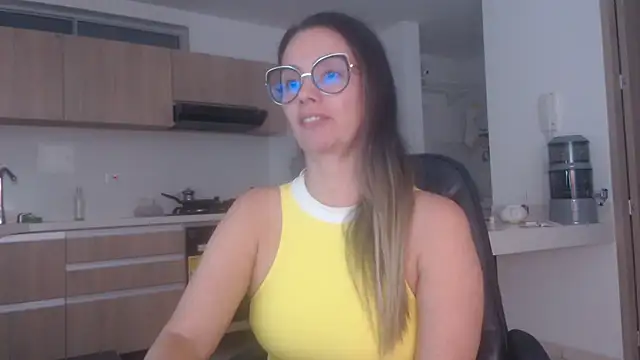Snapshot of LovePaula chatting on 06-08-26, 02:45 LovePaula online show from 06-08-26, 02:45