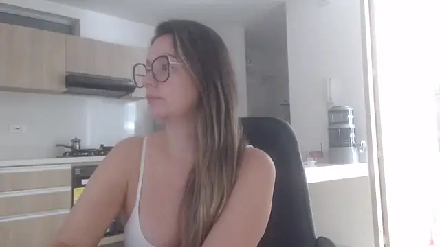 Snapshot of LovePaula chatting on 06-26-26, 04:33 LovePaula online show from 06-26-26, 04:33