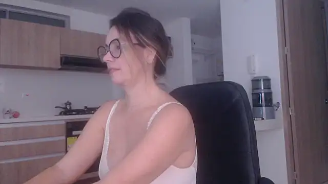 Snapshot of LovePaula chatting on 06-28-26, 12:27 LovePaula online show from 06-28-26, 12:27