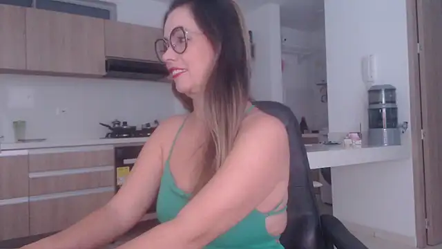 Snapshot of LovePaula chatting on 06-29-26, 11:10 LovePaula online show from 06-29-26, 11:10