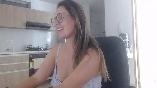 Snapshot of LovePaula chatting on 07-04-26, 04:46 LovePaula online show from 07-04-26, 04:46