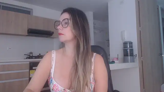 Snapshot of LovePaula chatting on 07-09-26, 12:31 LovePaula online show from 07-09-26, 12:31