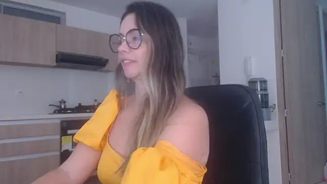 Snapshot of LovePaula chatting on 07-25-26, 12:36 LovePaula online show from 07-25-26, 12:36