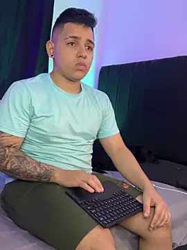 Snapshot of BoomChikaWow chatting on 11-03-25, 12:35 BoomChikaWow online show from 11-03-25, 12:35