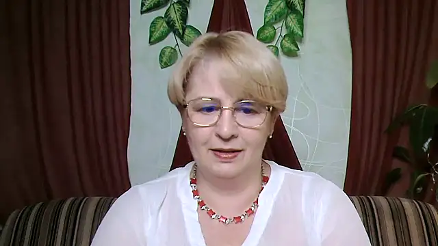 Snapshot of Selena-Velvet chatting on 10-15-25, 01:22 Selena-Velvet online show from 10-15-25, 01:22