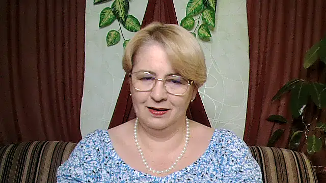 Snapshot of Selena-Velvet chatting on 10-16-25, 01:01 Selena-Velvet online show from 10-16-25, 01:01