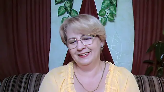 Snapshot of Selena-Velvet chatting on 10-17-25, 12:52 Selena-Velvet online show from 10-17-25, 12:52