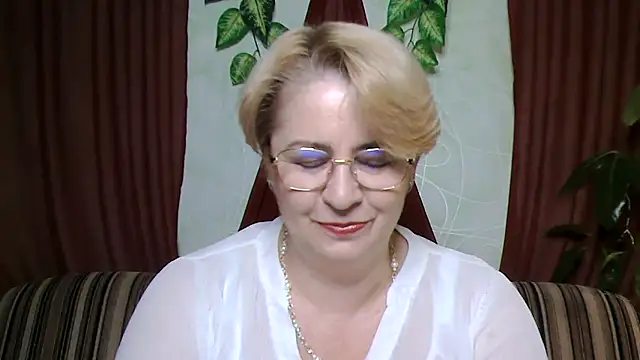 Snapshot of Selena-Velvet chatting on 10-18-25, 01:23 Selena-Velvet online show from 10-18-25, 01:23