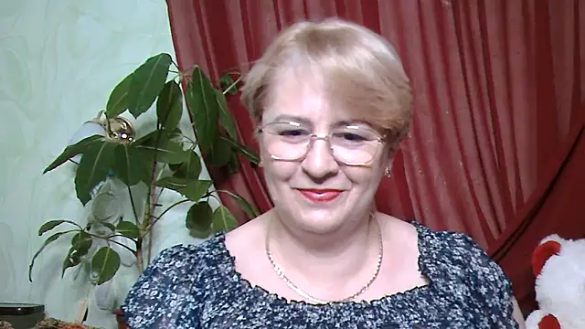 Snapshot of Selena-Velvet chatting on 10-25-25, 01:07 Selena-Velvet online show from 10-25-25, 01:07