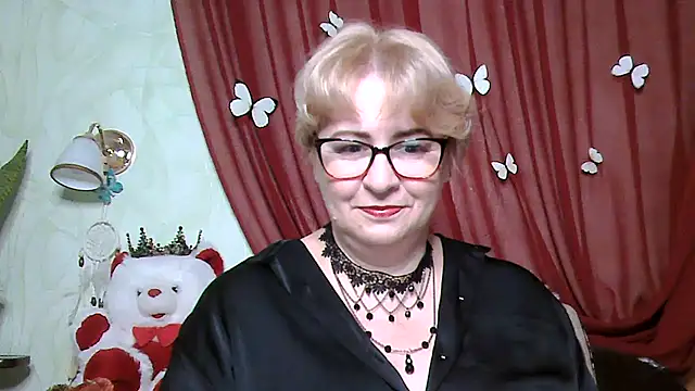 Snapshot of Selena-Velvet chatting on 10-30-25, 01:56 Selena-Velvet online show from 10-30-25, 01:56