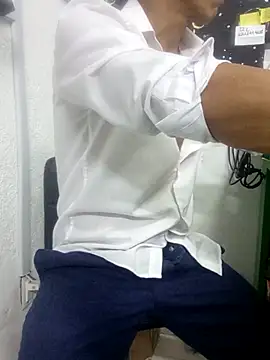 Snapshot of HungHangup chatting on 10-14-25, 11:27 HungHangup online show from 10-14-25, 11:27