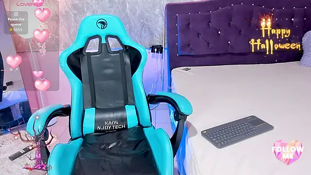 Snapshot of Lauren_smiles chatting on 10-18-25, 04:37 Lauren smiles online show from 10-18-25, 04:37