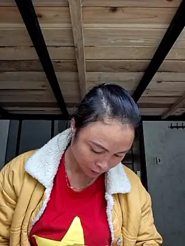 Snapshot of xuxulovezz chatting on 10-25-25, 04:42 xuxulovezz online show from 10-25-25, 04:42