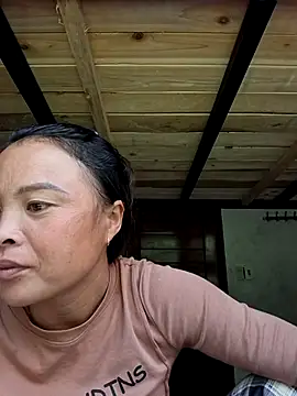 Snapshot of xuxulovezz chatting on 10-28-25, 04:49 xuxulovezz online show from 10-28-25, 04:49