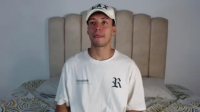 aroncooper1 online show from 11-01-25, 11:07